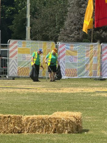 Crew Litter Picking (3)