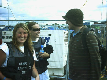 Reading2006 Seta Doml D Jasmine And Kerri Ann Trying To Buy His Hat