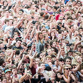 2013 Reading Festival main stage crowd by Marc Sethi